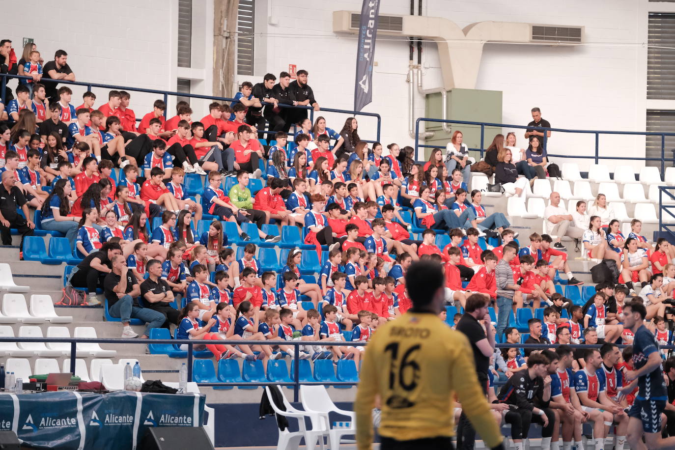 Una hoguera da la bienvenida a la nueva base de EasyJet en el aeropuerto de Alicante-Elche