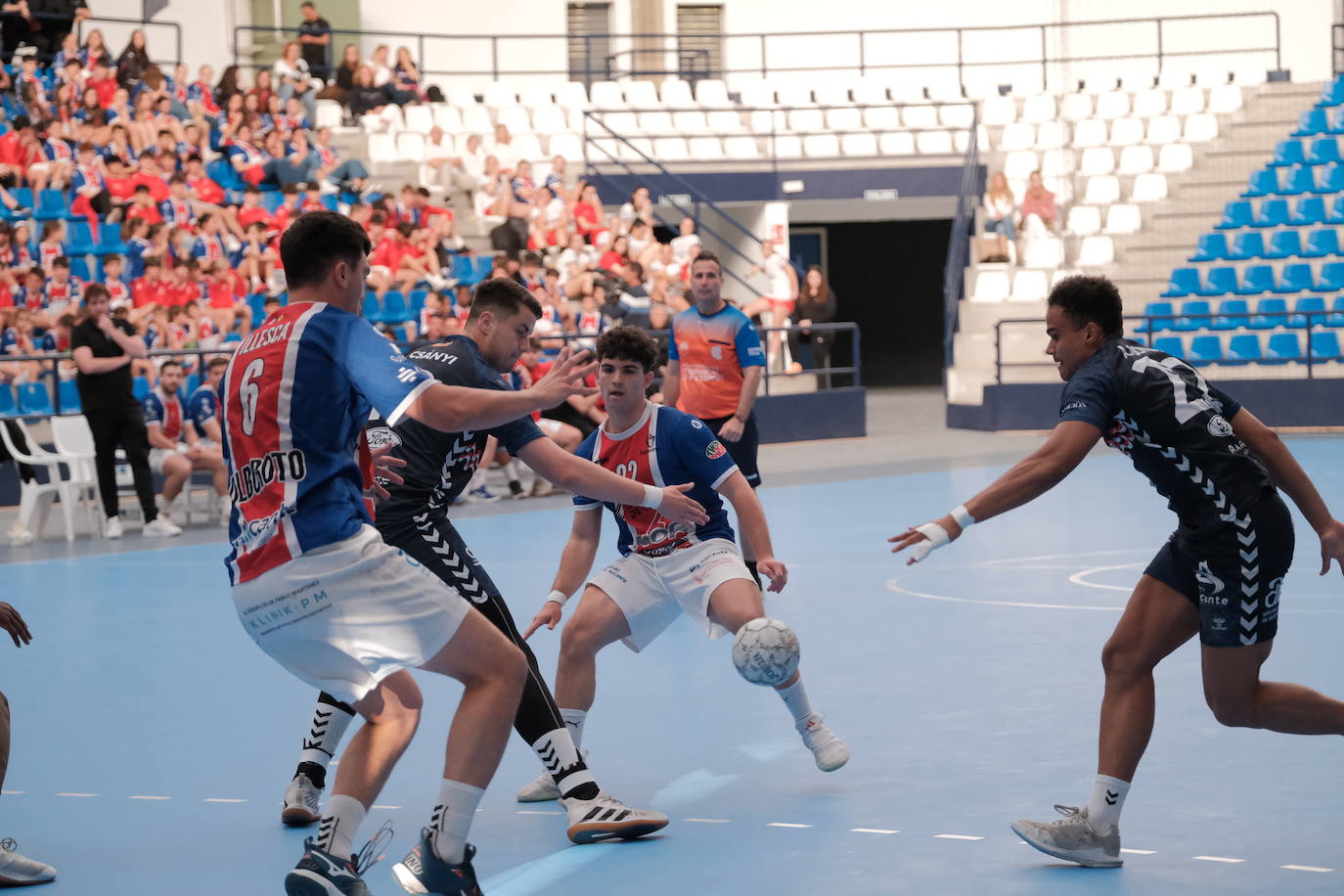 Una hoguera da la bienvenida a la nueva base de EasyJet en el aeropuerto de Alicante-Elche