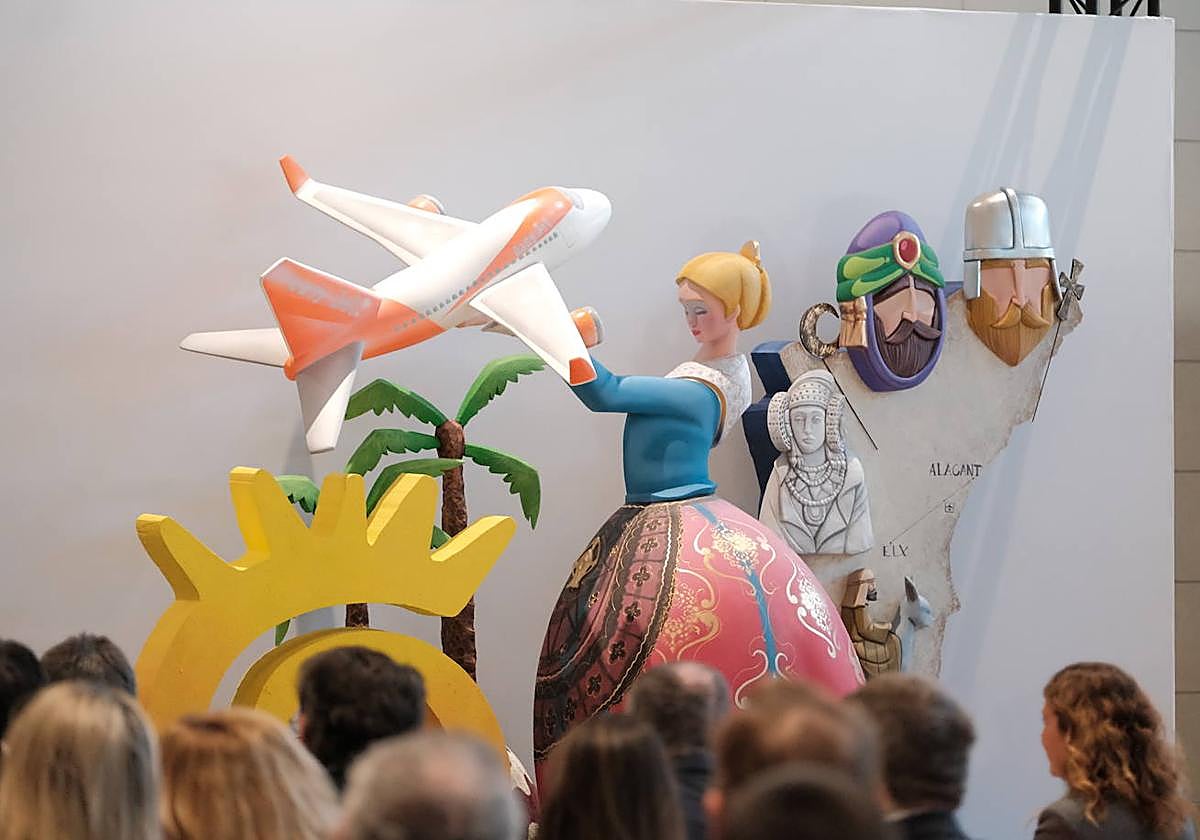 Una hoguera da la bienvenida a la nueva base de EasyJet en el aeropuerto de Alicante-Elche