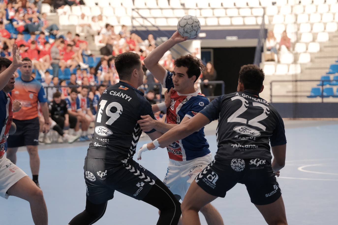 Una hoguera da la bienvenida a la nueva base de EasyJet en el aeropuerto de Alicante-Elche
