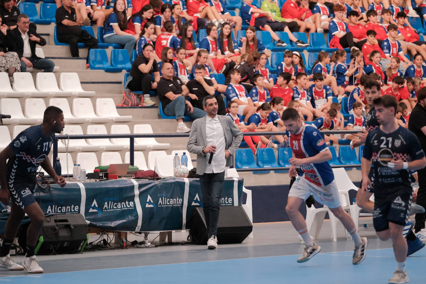 Una hoguera da la bienvenida a la nueva base de EasyJet en el aeropuerto de Alicante-Elche