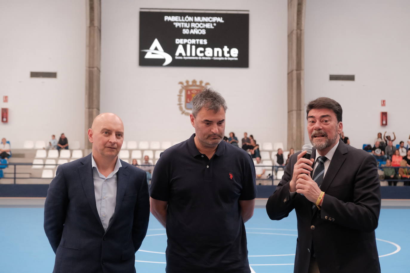 Una hoguera da la bienvenida a la nueva base de EasyJet en el aeropuerto de Alicante-Elche