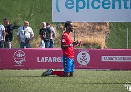 Jean Paul celebra un gol con el Atlético Saguntino.