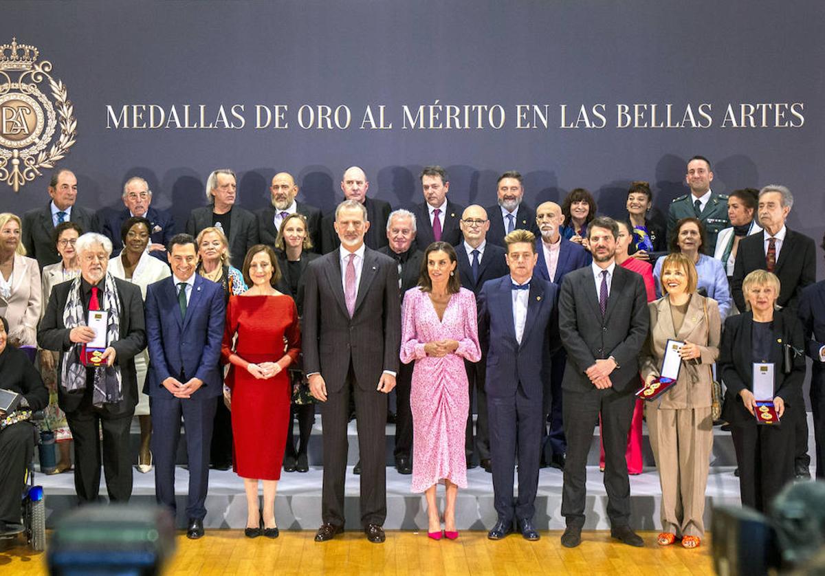 Los Reyes junto a los galardonados entre los que encuentra la chef alicantina.