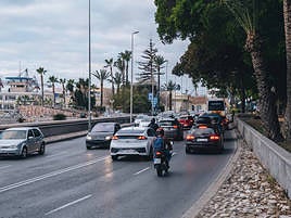 Tráfico en la avenida del Puerto de Alicante.