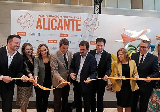 Corte de cinta para inaugurar la nueva base de EasyJet.