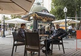 Dos consumidores en una terraza de Calvo Sotelo.