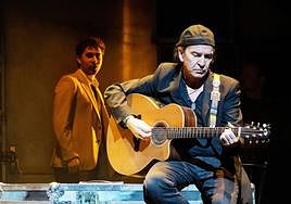 Álvaro Urquijo durante el musical de su grupo.