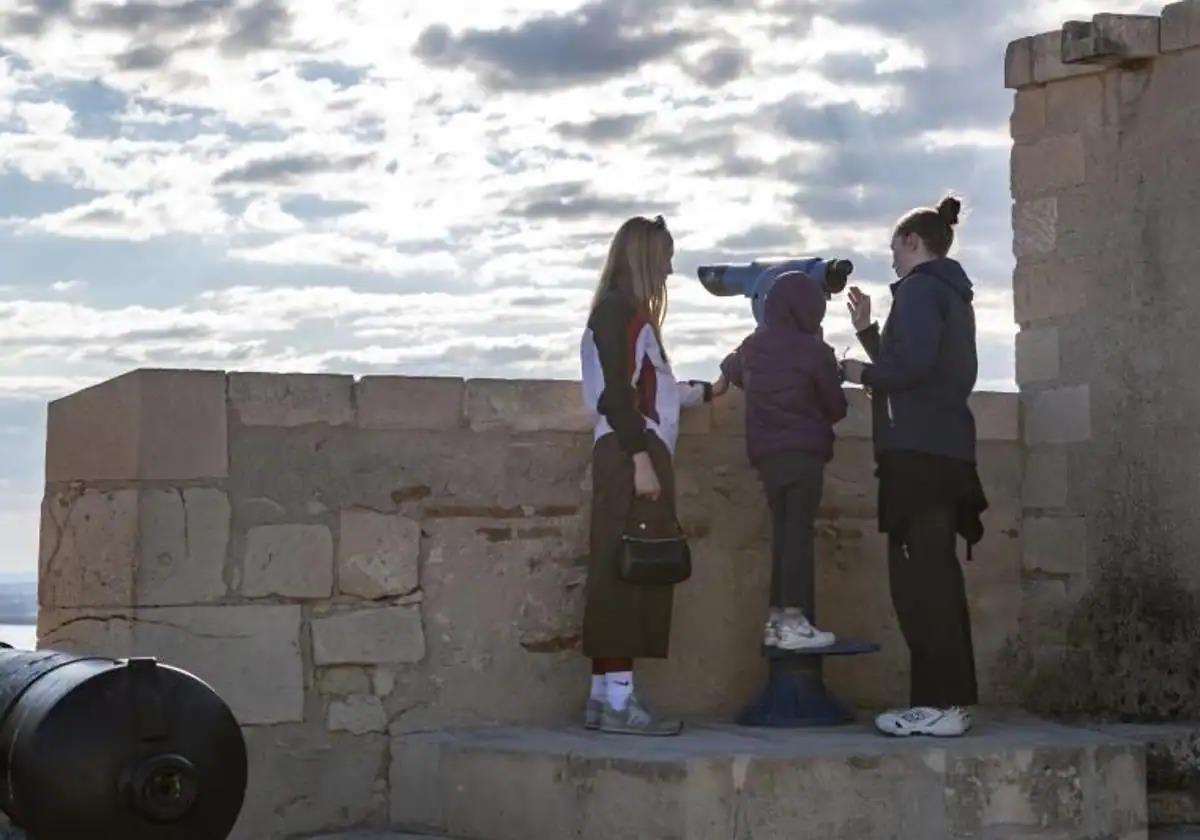 Imagen principal - Alicante reforzará la seguridad del Castillo de Santa Bárbara tras la caída mortal de una mujer