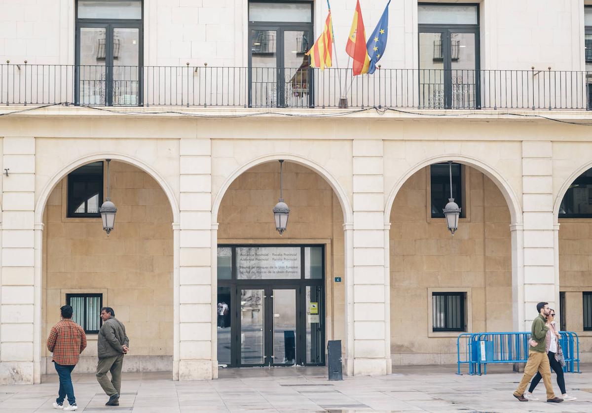 Fachada de la Audiencia Provincial de Alicante, donde se juzgará al luchador.