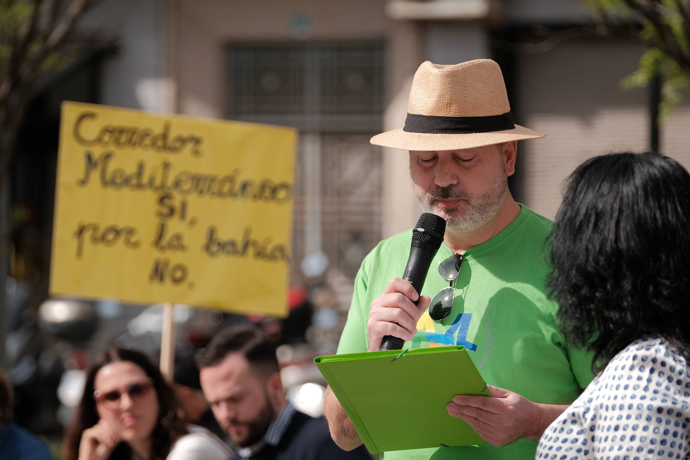 Los vecinos de San Gabriel reclaman la Variante de Torrellano frente a la Subdelegación
