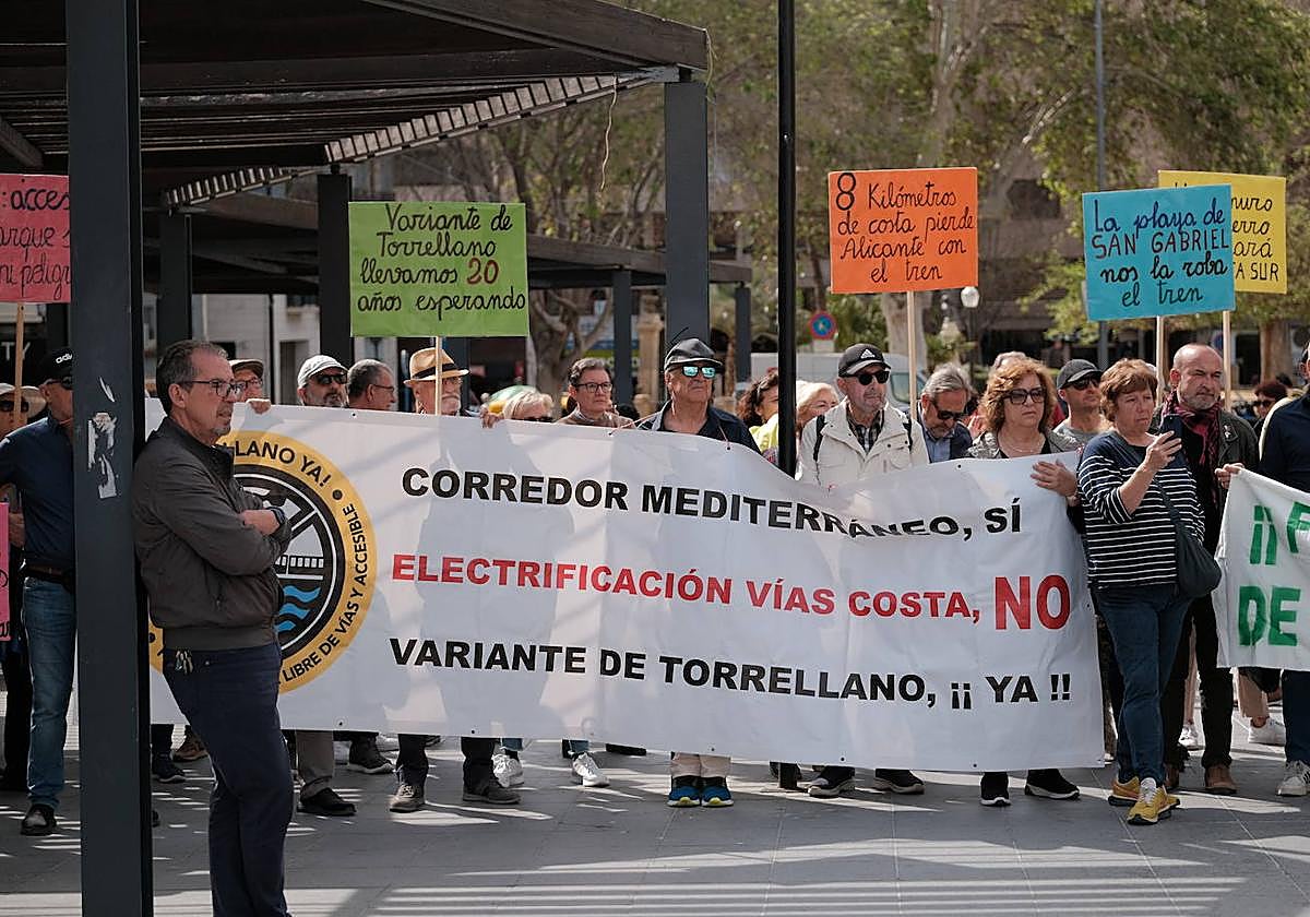 Los vecinos de San Gabriel reclaman la Variante de Torrellano frente a la Subdelegación