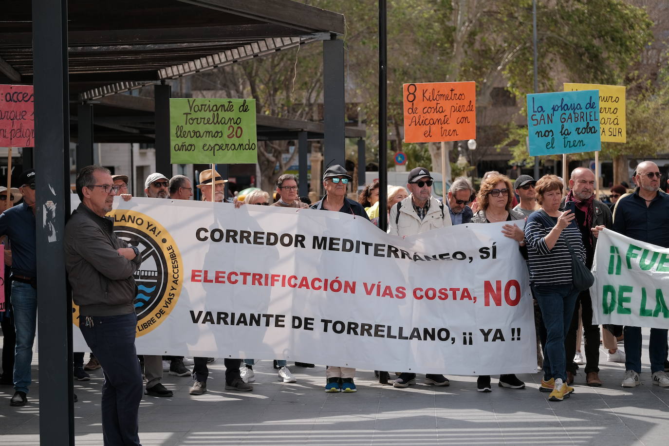 Los vecinos de San Gabriel reclaman la Variante de Torrellano frente a la Subdelegación