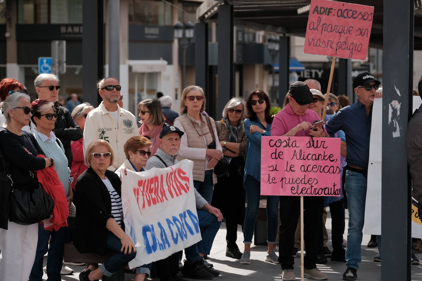 Los vecinos de San Gabriel reclaman la Variante de Torrellano frente a la Subdelegación