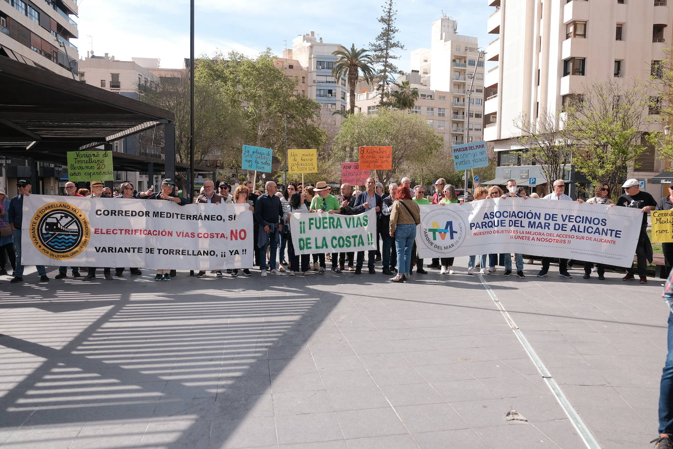 Los vecinos de San Gabriel reclaman la Variante de Torrellano frente a la Subdelegación