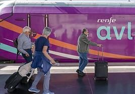 Pasajeros camino del Avlo, en la estación de Alicante.