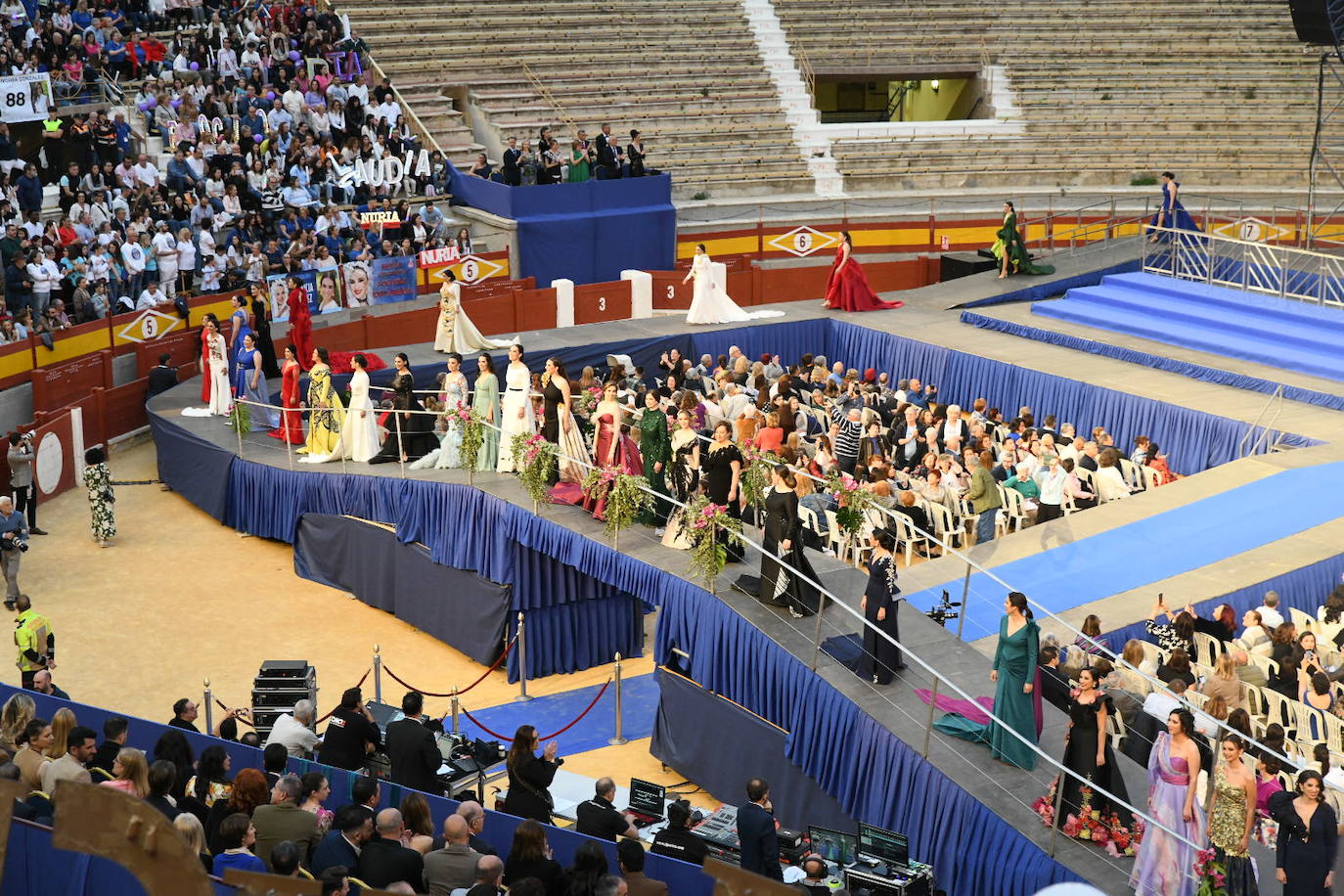 Las candidatas a bellea del foc de Alicante lucen sus mejores galas