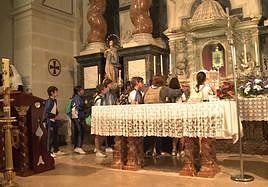 Los escolares visitan el templo y veneran la imagen de la Santa Faz.