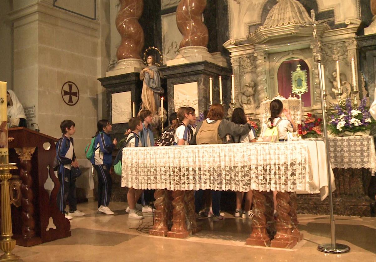 Los escolares visitan el templo y veneran la imagen de la Santa Faz.