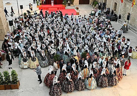 Las candidatas a bellea del foc adulta e infantil llenan de color e ilusión el Castillo de Santa Bárbara