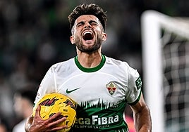 Arnau Puigmal lamenta una ocasión fallada ante el Oviedo.