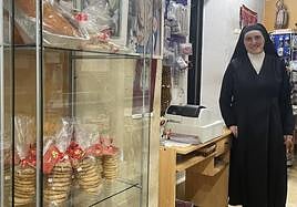 Sor Irene en la tienda del monasterio de la Santa Faz, donde venden sus dulces.