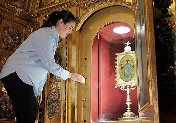 La concejal de Cultura, Nayma Beldjilali, abre con su llave una de las cerraduras de la hornacina donde se guarda la reliquia.