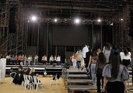 Las candidatas a bellea del foc durante el ensayo