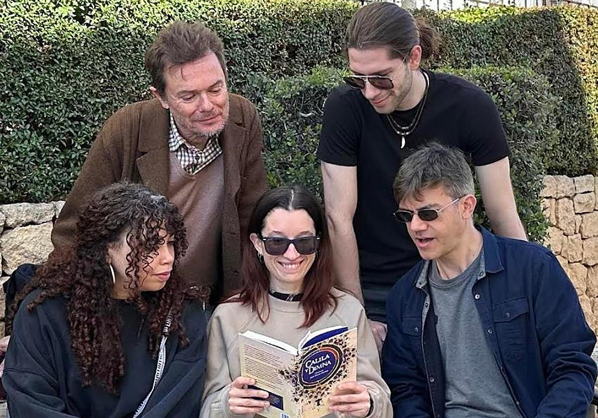 Autores del trabajo de fin de grado alicantino que se expone en el Louvre de Abu Dhabi.