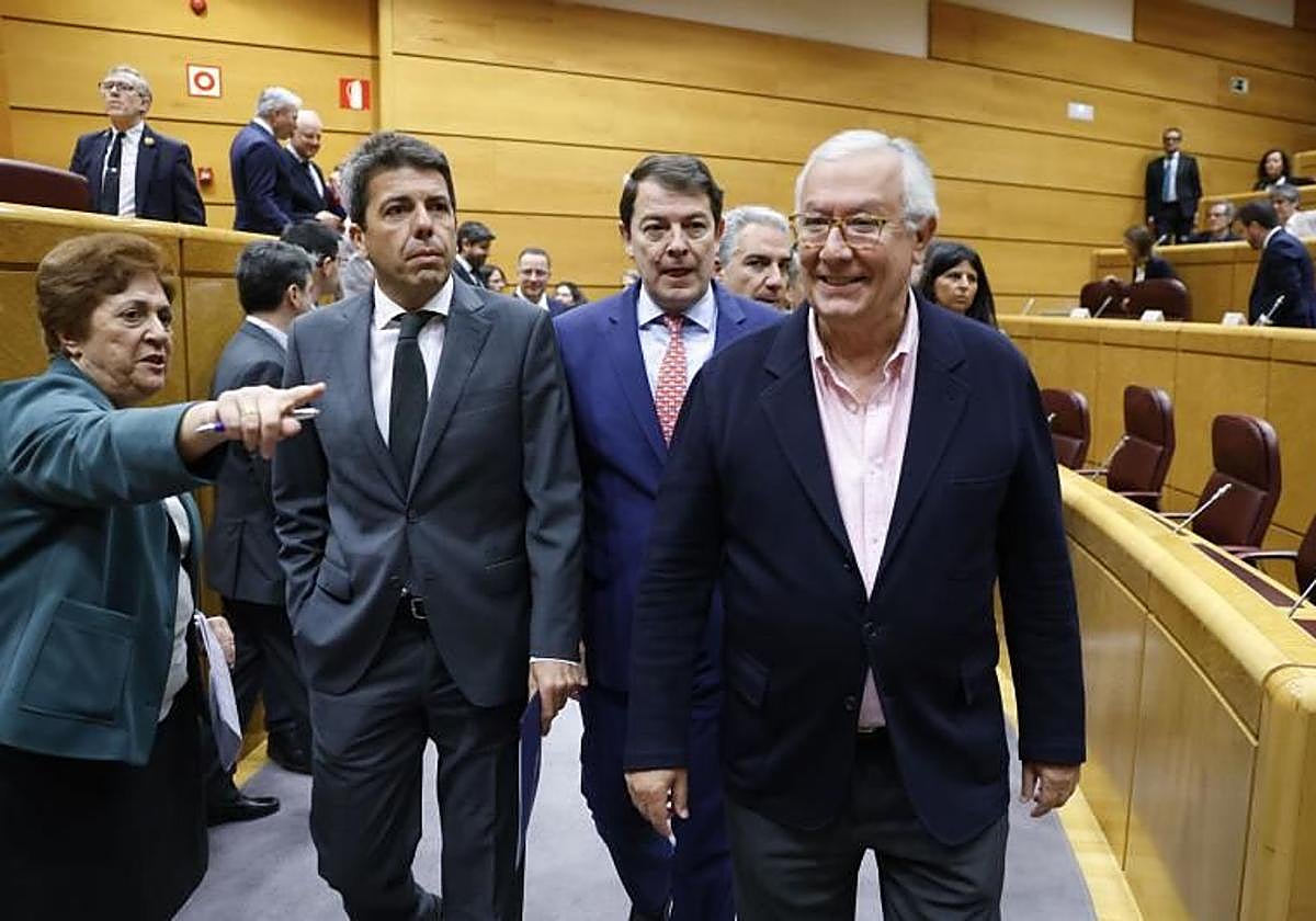 El presidente de la Generalitat Valenciana, Carlos Mazón; junto con Mañueco (Castilla y León) y el portavoz popular en el Senado, Javier Arenas.