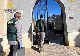 La Guardia Civil, durante la inspección ocular al camposanto de Cox. lugar de los hechos.