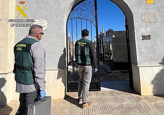 La Guardia Civil, durante la inspección ocular al camposanto de Cox. lugar de los hechos.
