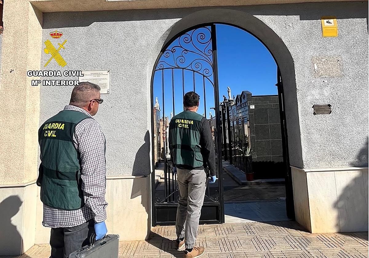 La Guardia Civil, durante la inspección ocular al camposanto de Cox. lugar de los hechos.
