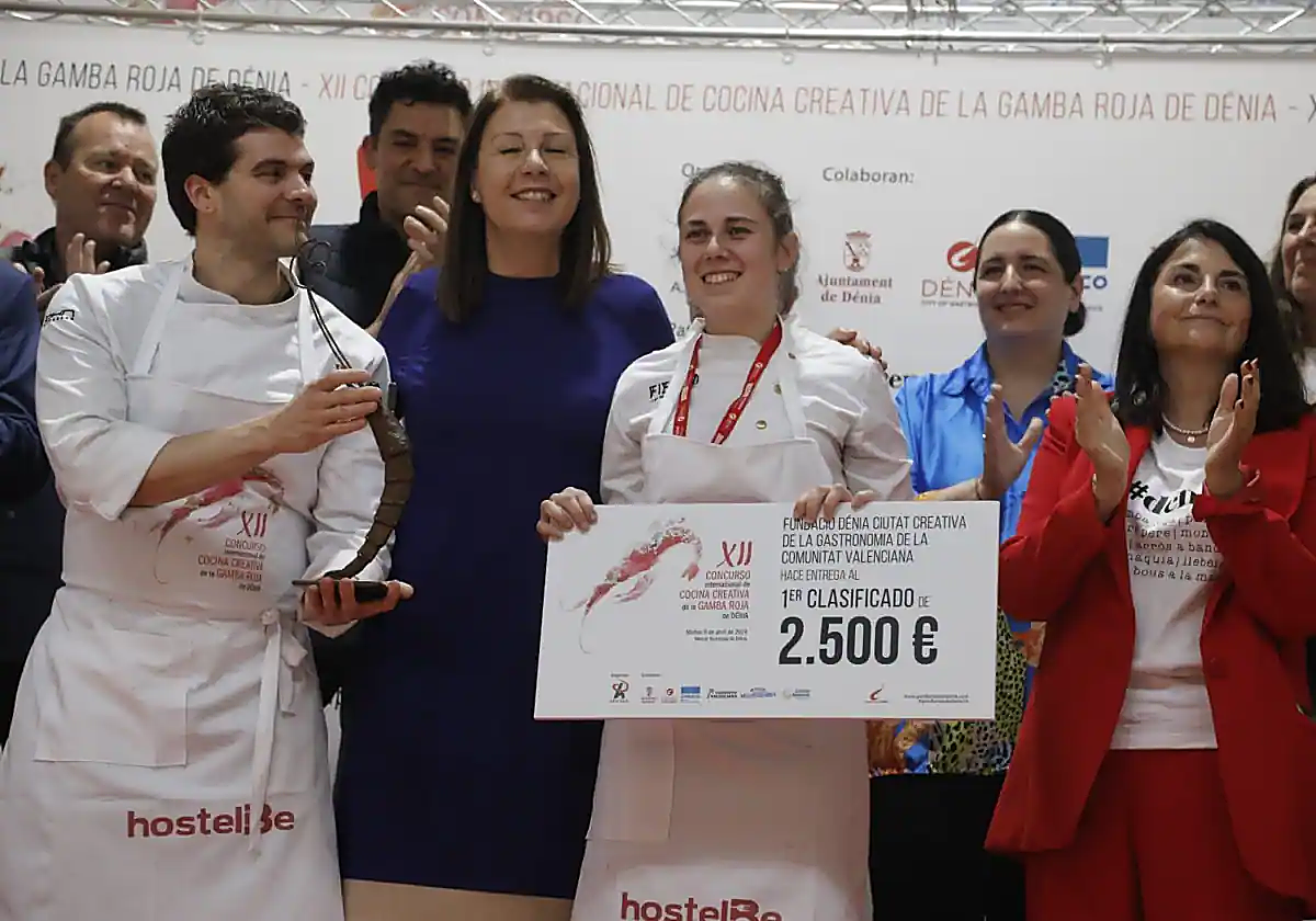 Cristina Gómez, con su premio por ganar el Concurso de la Gamba Roja de Dénia.