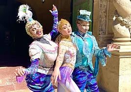 Tres de los artistas del Circo del Sol presentan 'Alegría' en Alicante.