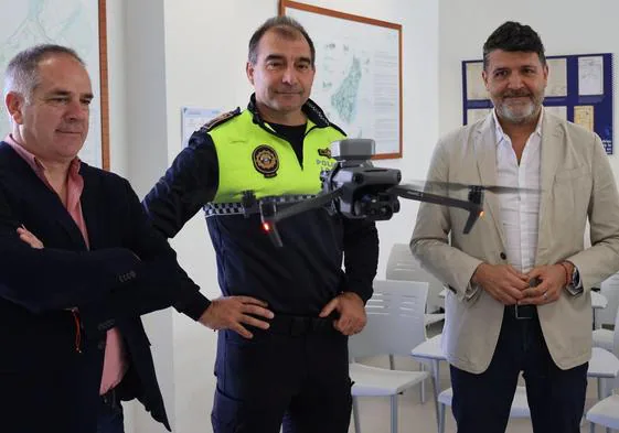 El alcalde de Sant Joan, Santiago Román, y el concejal de Seguridad, Nicolás López, observan los nuevos drones que se estrenarán en Santa Faz.