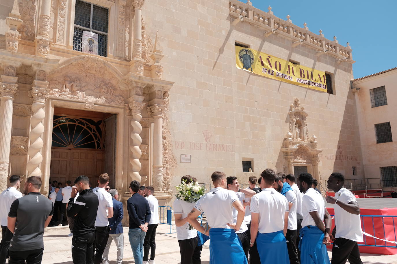 El Hércules cumple con su tradicional ofrenda a Santa Faz