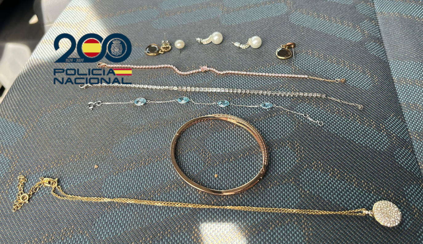 Joyas que la banda sustrajo utilizando sus técnicas amorosas.
