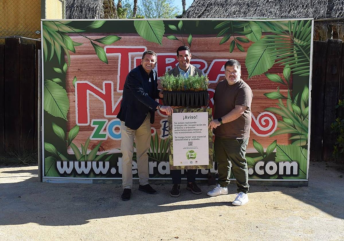 Perea y Aguilar con algunos de los ejemplares que plantarán en el monte Orgegia.