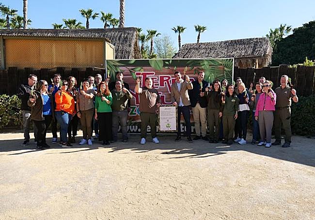Equipo de Terra Natura Benidorm y Alicante Renace durante la firma del convenio.