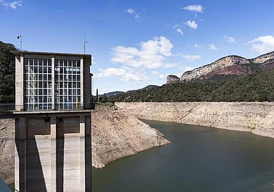 Niveles bajos de agua en un pantano.