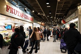 Alicantinos comprando en el Mercado Central.