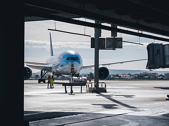 Un avión en la pista del aeropuerto de Alicante-Elche.