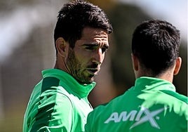 Pedro Bigas dialoga con un compañero durante un entrenamiento del Elche.