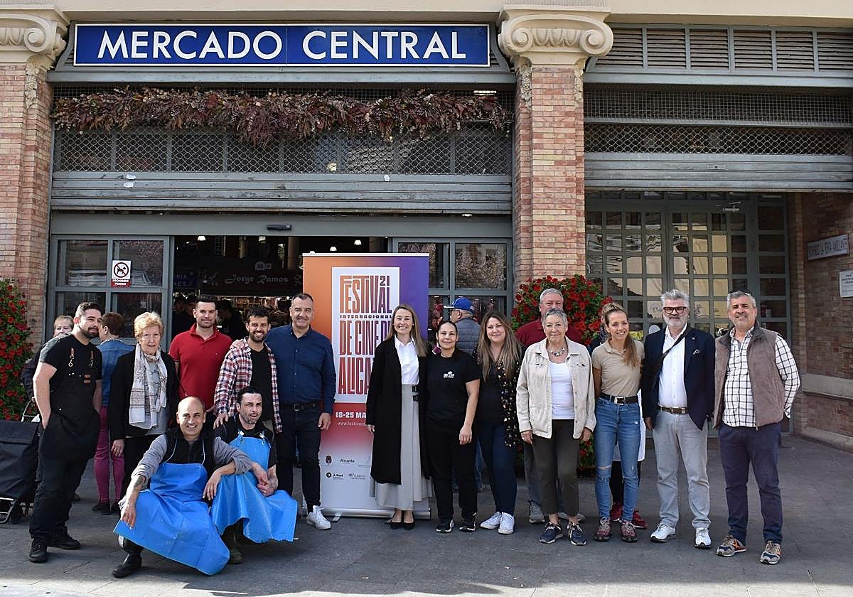 La concejal de Comercio, Lidia López, con el director del Festival de Cine y representantes de los comerciantes de Alicante.