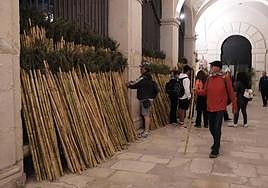 Los peregrinos toman las cañas para partir hacia la Romería de la Santa Faz de Alicante.