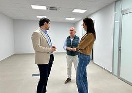El alcalde Eduardo Dolón y la edil Rosa Cañón durante la visita de las nuevas dependencias municipales.