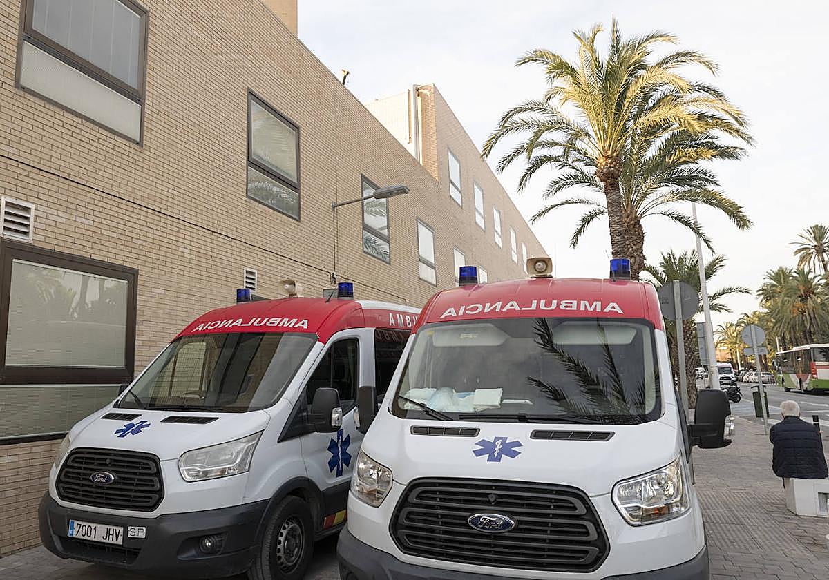 Ambulancias en las inmediaciones de un centro hospitalario de Alicante.