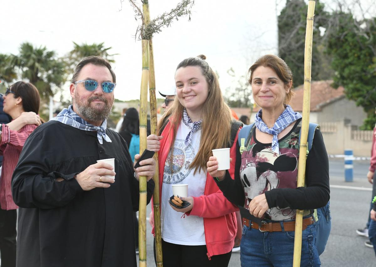 Imagen secundaria 1 - 1. Paula junto con Nicolás en su primera romería. 2. Un grupo de peregrinos con rollitos y mistela. 3. Dos peregrinos descalzos por una promesa. 