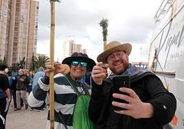 Búscate en la fotogalería: Alicantinos al encuentro de la Santa Faz